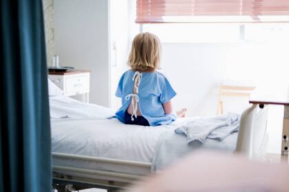 „Ji dar nemokėjo laisvai vaikščioti pati, bet labai norėjo tai daryti, todėl vis teko ją gaudyti“, – šypsosi savanorė Paulina, prisimindama laiką Panevėžio ligoninėje su beveik metukų Andrėja (vardas pakeistas).