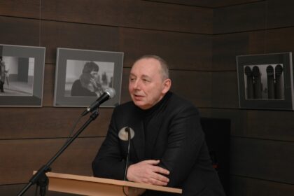 „Nė grašio neduočiau už visas „globalines problemas“; atiduočiau viską už nendrę, siūbuojančią kokiame nors Nevėžio užtakyje“, – ši filosofo Arvydo Šliogerio (1944–2019) mintis iš jo knygos „Konservatoriaus išpažintys“ turėtų būti įaugusi į kiekvieno panevėžiečio širdį.