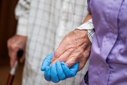 Apleisti garažai M. Tiškevičiaus gatvėje, Panevėžio palaikomojo gydymo ir slaugos ligoninės kieme, netrukus turėtų virsti moderniu dviejų aukštų pastatu.