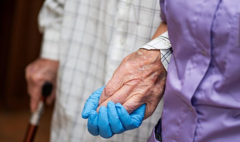 Apleisti garažai M. Tiškevičiaus gatvėje, Panevėžio palaikomojo gydymo ir slaugos ligoninės kieme, netrukus turėtų virsti moderniu dviejų aukštų pastatu.