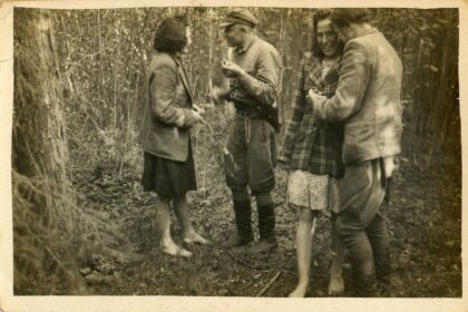 Gebėjimas juokauti net mirties akivaizdoje – žmogiškosios stiprybės liudijimas. 1944–1953 metais Lietuvoje vykstant partizaninėms kovoms humoras dar buvo tapęs ir ginklu prieš totalitarinį režimą.