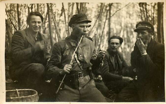 Vyčio apygardos Briedžio rinktinės Aro ir Vinco Gėgžnos-Banaldžio partizanai. Ramygalos–Šėtos valsč. (dab. Panevėžio–Kėdainių r.), apie 1948–1949 m. Kauno IX forto muziejaus rinkiniai (KDFM 35904).