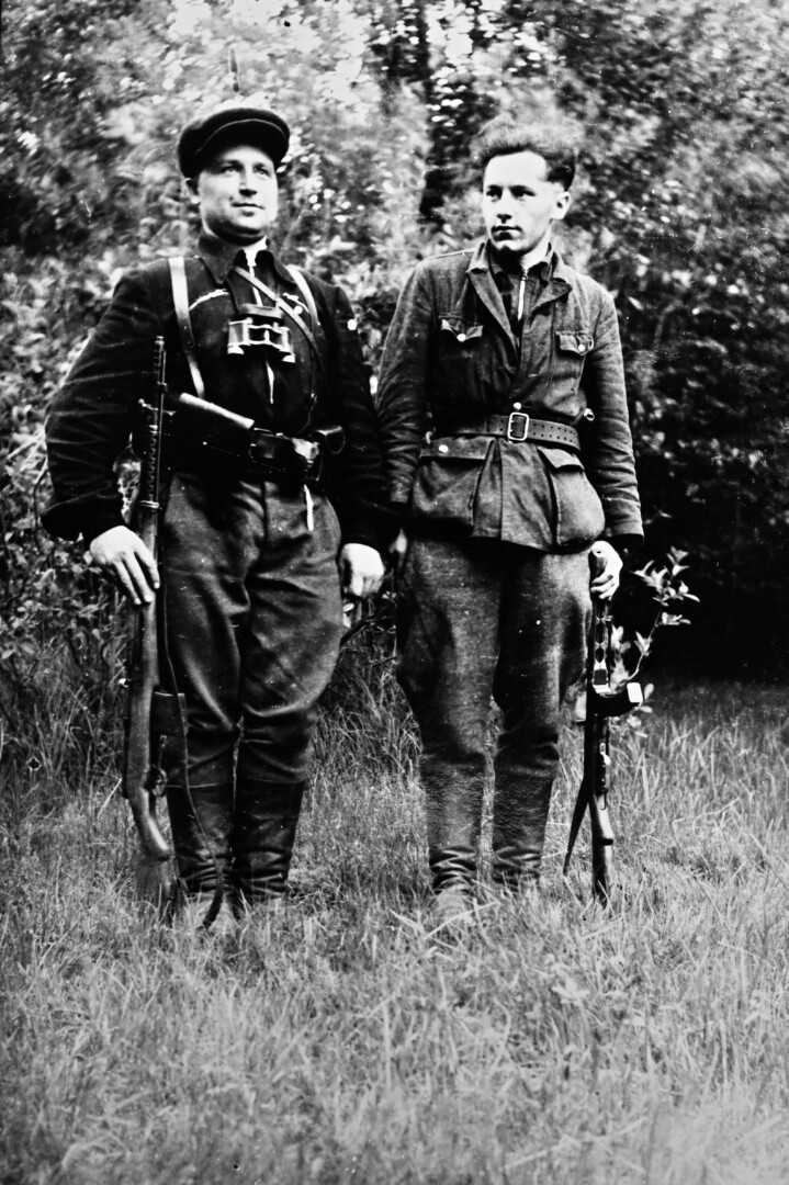 Vyčio apygardos Žaliosios rinktinės vadas Stasys Kulys-Briedis (kairėje), partizanas Leonas Stakė-Darius. PARTIZANŲ ARCHYVO nuotr.