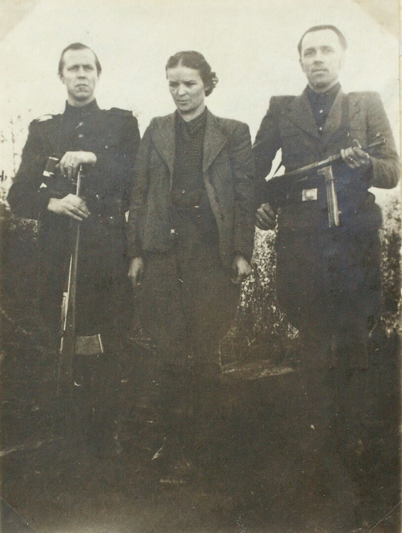 Antanas Slučka-Šarūnas, Atlantas (pirmas iš kairės) su žmona Joana Railaite-Slučkiene-Neringa ir adjutantu Baliu Žukausku-Princu. OKUPACIJŲ IR LAISVĖS KOVŲ MUZIEJAUS rinkinių nuotr.