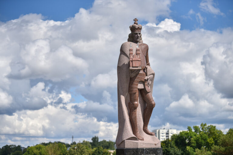 1503 metų rugsėjo 7-ąją Lietuvos didysis kunigaikštis ir Lenkijos karalius Aleksandras savo rašte Ramygalos bažnyčios klebonui apie dovanojamas žemes tarp Nevėžio ir Lėvens upių pirmą kartą paminėjo Panevėžio miesto vardą. Kas dar mums žinoma apie simbolinę pradžią miestui prie Nevėžio davusį monarchą, iškilusį tikrų sostų karų epochoje, – šventojo brolį, Kristupo Kolumbo amžininką ir uolų reformatorių?