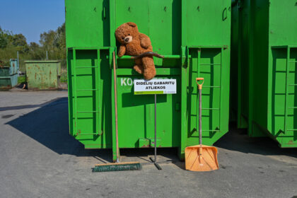 Nuo šių metų rugsėjo pradžios sugriežtinus atliekų surinkimą didžiagabaričių atliekų aikštelėse, gyventojų kantrybė patikrinama nutįsusiose ilgose eilėse.