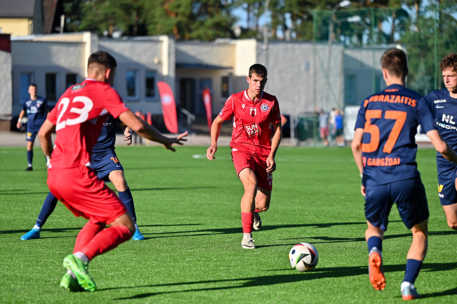 Nuo šiol futbolo entuziastai Panevėžyje galės džiaugtis geresnėmis sąlygomis treniruotis ir siekti aukštų sportinių rezultatų – atidarytas atnaujintas futbolo akademijos „Panevėžys“ stadionas, esantis Smėlynės gatvėje.