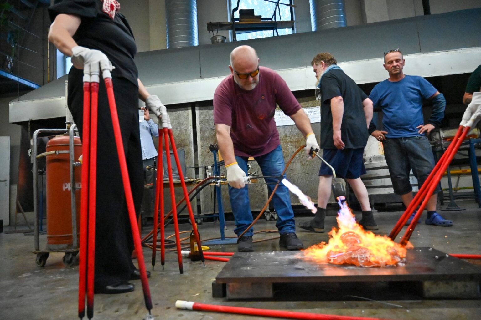 Panevėžys vėl alsuoja kūrybine energija – penktą kartą mieste vyksta tarptautinis meninio stiklo simpoziumas „GlassJazz“.