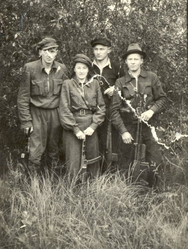 Apie 1950-uosius darytoje fotografijoje – Vyčio apygardos partizanai Antanas Burkauskas-Brakonierius (kairėje), Jadvyga Žardinskaitė-Daktaras Dolitlis, Viktoras Mažeika-Vanagas (dešinėje). Antrasis iš dešinės – Bronislovas Juospaitis-Direktorius. Tokį slapyvardį jis gavo kartą į vieną sodybą užsukęs duonos. Buvo prietema ir šeimininkų mergaitė apsipažinusi pavadino jį savo mokyklos direktoriumi. Taip ir prigijo. OKUPACIJŲ IR LAISVĖS KOVŲ MUZIEJAUS rinkinių nuotr.