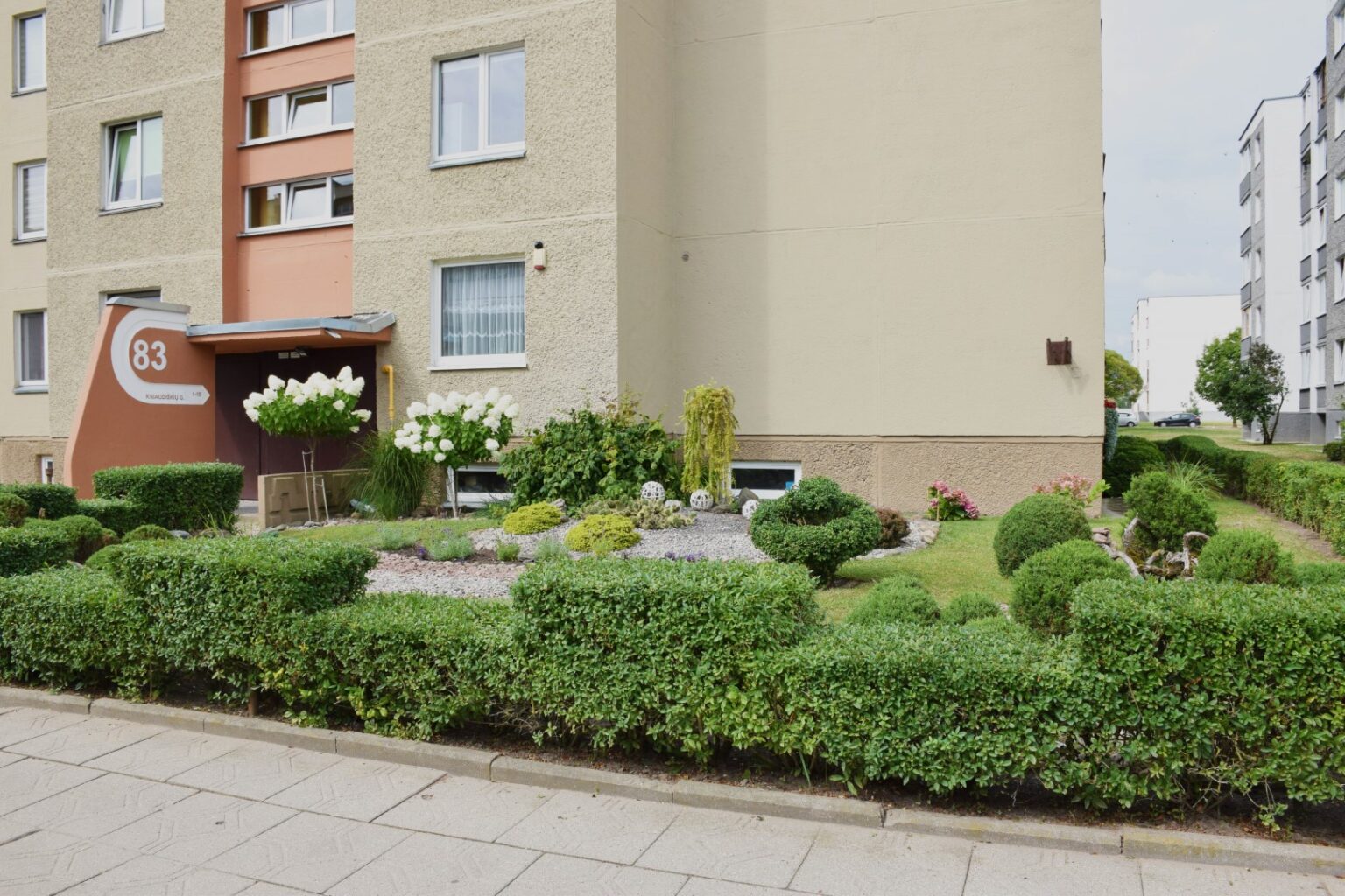 Šiemet 2–7 metų amžiaus vaikai nuo gripo bus skiepijami nemokamai 2024-09-17 11:47 Gripas Covid Skiepai Vaikai SAM Vakcinos Vilnius, rugsėjo 17 d. (ELTA). Šį rudenį Lietuvoje stebint kiek padidėjusį sergamumą ūminėmis viršutinių kvėpavimo takų infekcijomis, sveikatos priežiūros specialistai pripažįsta, kad vis dažniau šiomis ligomis serga ir vaikai. Todėl šį sezoną 2–7 metų amžiaus vaikai, kaip ir kitos rizikos grupės, nuo gripo bei Covid-19 bus skiepijami nemokamai, antradienį pranešė Sveikatos apsaugos ministerija (SAM). „Sezoninio gripo vakcina rekomenduojama skiepytis kasmet, nes gripo virusai keičiasi ir mutuoja. Tokia pati situacija yra ir su Covid-19 liga“, – antradienį žurnalistams teigė SAM Visuomenės sveikatos departamento Sveikatos stiprinimo skyriaus patarėja Ginreta Megelinskienė, pažymėdama, kad nuo Covid-19 nemokamai gali skiepytis visi Lietuvos gyventojai. „Nuo Covid-19 ligos galima pasiskiepyti bet kurioje gydymo įstaigoje. Jei norima pasiskiepyti nuo gripo nemokamai, tokiu atveju rekomenduojame kreiptis į gydymo įstaigą, kurioje asmuo yra prisirašęs. Vienu metu galima pasiskiepyti abejomis vakcinomis, tą rekomenduoja ir Lietuvos infektologų draugija“, – sako G. Megelinskienė. Ji pažymi, kad nuo abiejų ligų skiepijama viena atnaujintos vakcinos doze šiam sezonui. SAM primena, kad rizikos grupėms priskiriami 65 metų amžiaus ir vyresni asmenys, sergantys lėtinėmis ligomis, socialinės globos ir slaugos įstaigų gyventojai, sveikatos priežiūros įstaigų darbuotojai, nėščiosios bet kuriuo nėštumo laikotarpiu bei, nuo šio rudens, ir 2–7 metų amžiaus vaikai. SAM duomenimis, šiemet nuo koronaviruso jau pasiskiepijo 189 asmenys. Iš viso šiemet Lietuvą pasieks 135 tūkst. „Comirnaty“ vakcinų nuo Covid-19 ligos ir virš 200 tūkst. vakcinų nuo gripo, antradienį teigė G. Megelinskienė. Praėjusią savaitę Lietuvoje fiksuota virš 4 tūkst. Covid-19 atvejų ir 2 rizikos grupei priklausiusių asmenų mirtys, rodo Nacionalinio visuomenės sveikatos centro (NVSC) duomenys. Didžiausias sergamumas fiksuojamas Vilniaus miesto ir Kazlų Rūdos savivaldybėse, skelbia NVSC. Tuo metu gripo sezonas įprastai prasideda 40-ąją metų savaitę – spalio pradžioje – ir trunka iki kitų metų 20 savaitės – gegužės pradžios, nurodo NVSC atstovai.