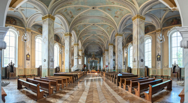 Melsvai nudažyti katedros lubas buvo pirmojo Panevėžio vyskupo Kazimiero Paltaroko sumanymas. P. ŽIDONIO nuotr.