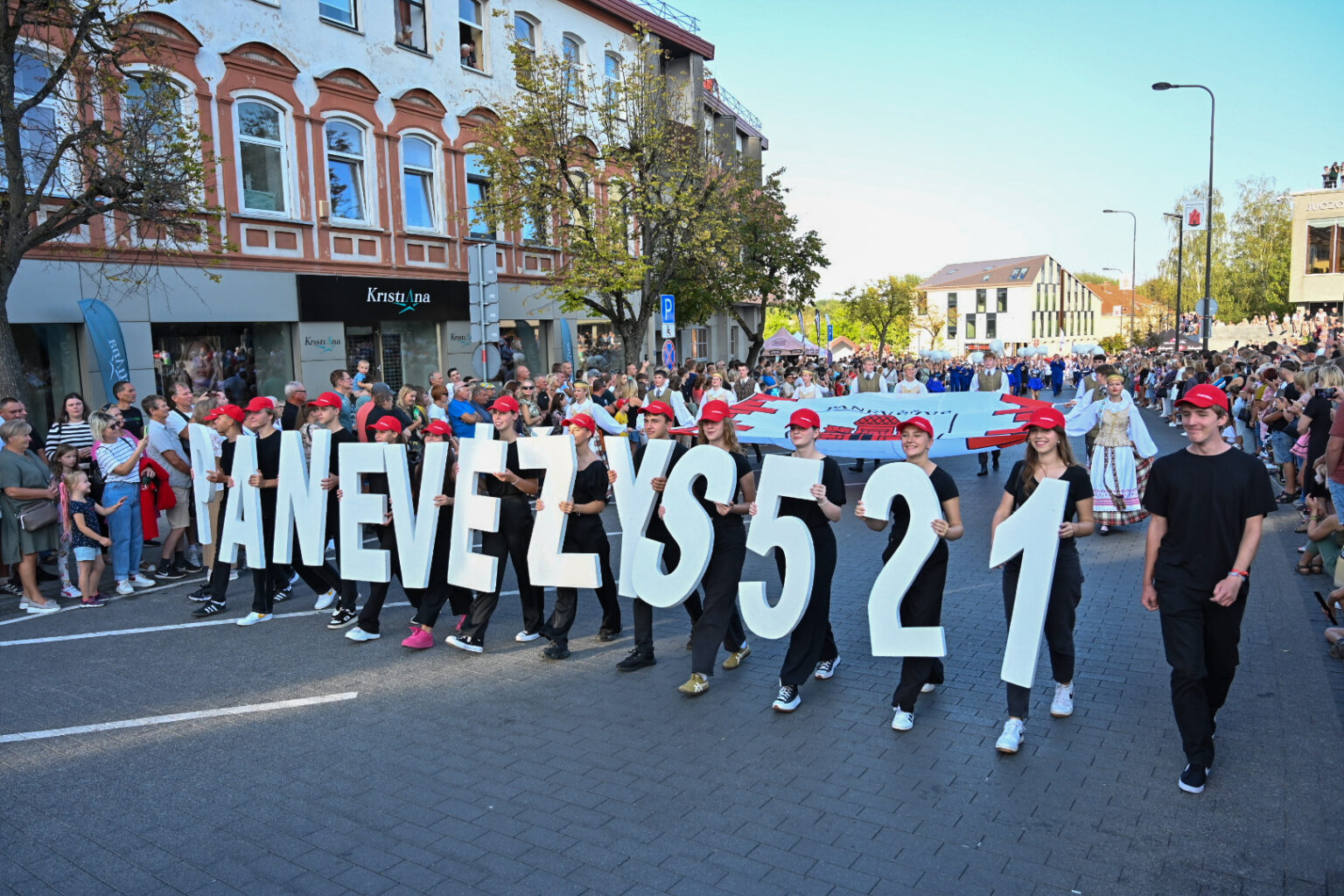Panevėžio gatves užliejo minios žmonių – šeštadienio pavakarę surengta jau tradicine tapusi miesto gimtadienio eisena.