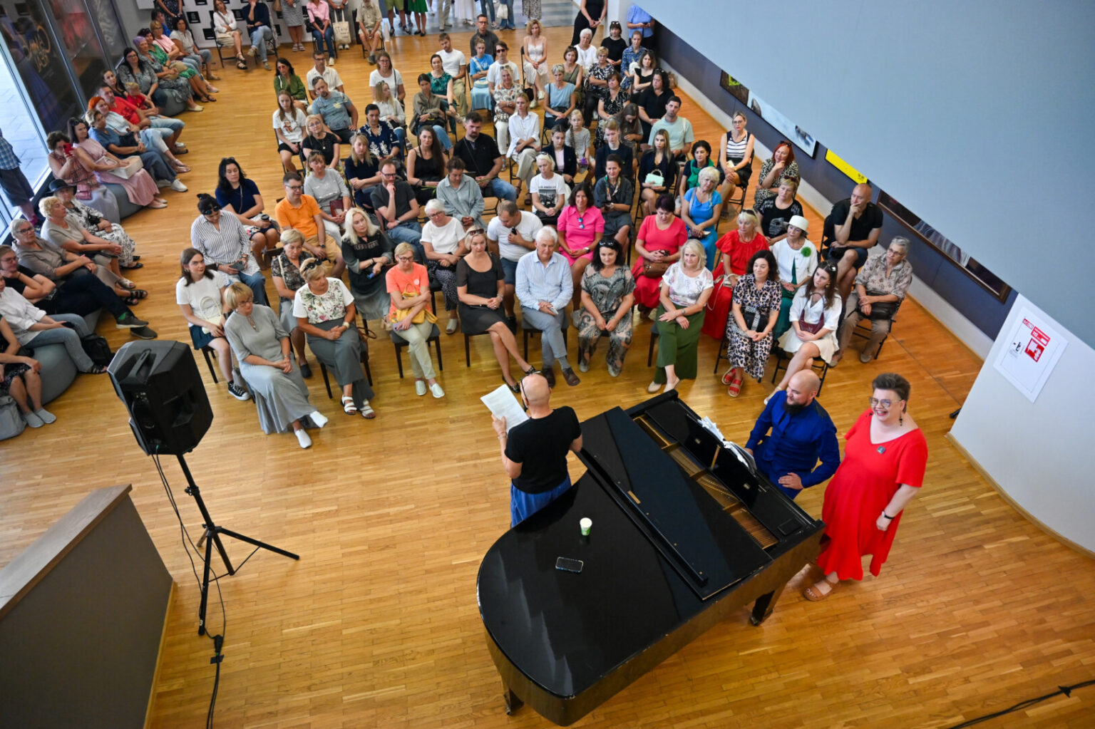 Juozo Miltinio dramos teatras kviečia lankytojus iš arčiau susipažinti su Algio Kriščiūno – menininko, iliustratoriaus, tekstų rašytojo, fotografo, muzikanto bei grupės „Foje“ buvusio būgnininko darbais.