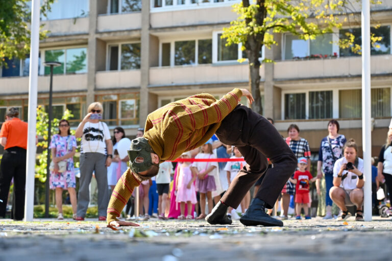 Netrukus įpusės penktadienį prasidėjęs Panevėžio gimtadienio renginių maratonas. Šiemet kviečiama švęsti „Meno ritmu“, tad miesto erdvėse jau nuo ryto šurmuliuoja meninių performansų, parodų bei edukacijų dalyviai.