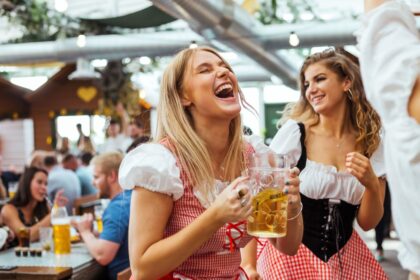 Šeštadienį 9 val. ryto tvarkdariai atidarė įėjimus į Miuncheno „Oktoberfest“ šventę ir leido lankytojams skubėti prie alaus palapinių.