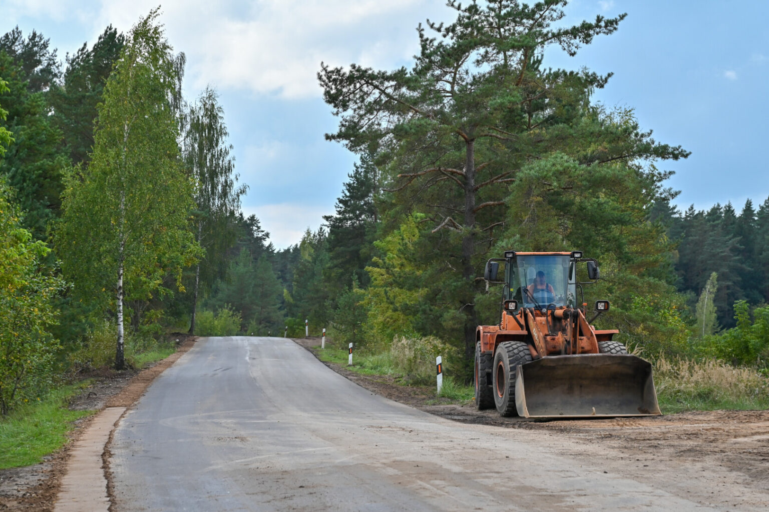 Jau pasibaigusios vasaros prizas visiems, pamėgusiems Panevėžio Jūrmala pramintą Paįstrio karjerą, – ką tik baigtas asfaltuoti jo link vedantis kelias.