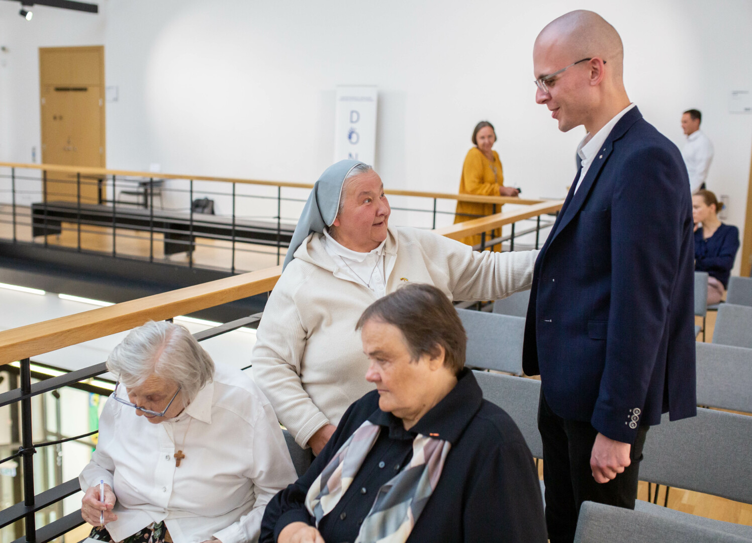 Paulius Aleksandravičius (su seserimis vienuolėmis disidentėmis: sėdi ses. F. N. Sadūnaitė, ses. B. J. Mališkaitė; stovi ses. R. E. Teresiutė. Vilnius, 2023 m. rugsėjo 21 d. ). Vygaudo JUOZAIČIO nuotr.