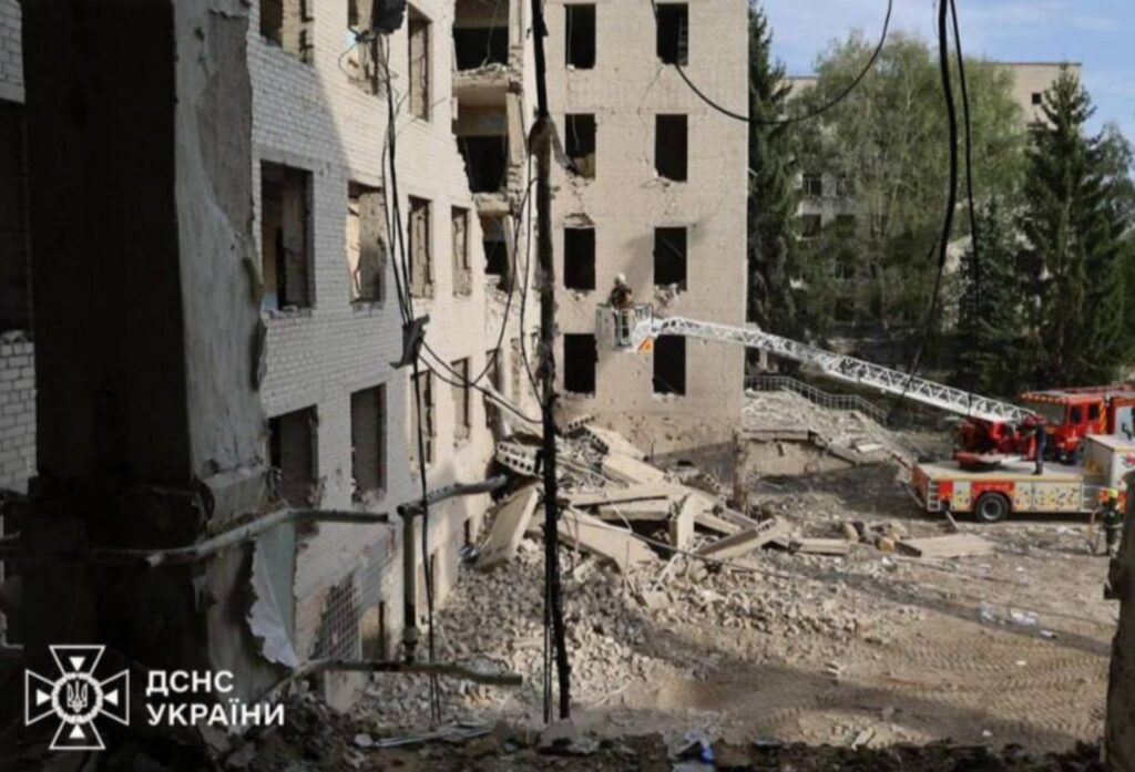 Viena po kitos atskridusios dvi rusų paleistos raketos „Iskander“ per penkiolika sekundžių sukėlė vieną didžiausių tragedijų šiame Ukrainos kare – per sprogdinimus Poltavoje žuvo kelios dešimtys žmonių, dar keli šimtai buvo sužeisti.