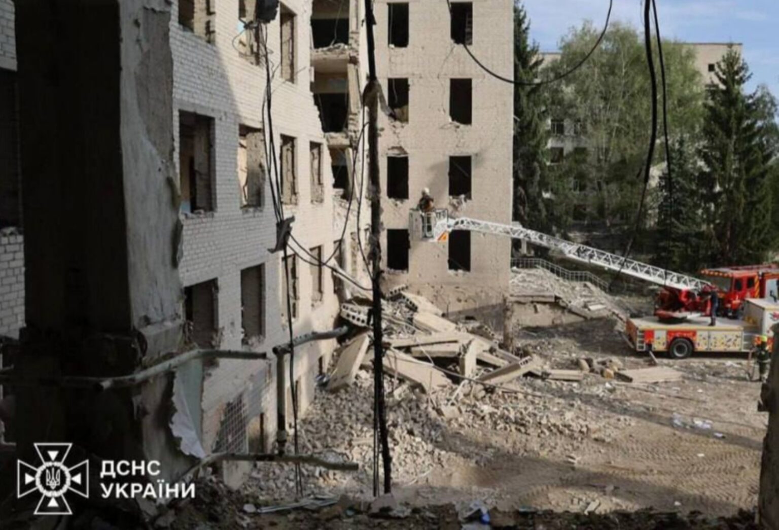 Viena po kitos atskridusios dvi rusų paleistos raketos „Iskander“ per penkiolika sekundžių sukėlė vieną didžiausių tragedijų šiame Ukrainos kare – per sprogdinimus Poltavoje žuvo kelios dešimtys žmonių, dar keli šimtai buvo sužeisti.