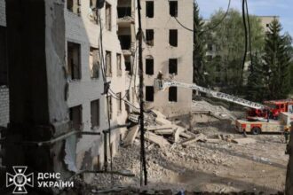 Viena po kitos atskridusios dvi rusų paleistos raketos „Iskander“ per penkiolika sekundžių sukėlė vieną didžiausių tragedijų šiame Ukrainos kare – per sprogdinimus Poltavoje žuvo kelios dešimtys žmonių, dar keli šimtai buvo sužeisti.