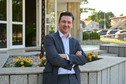 Didžiausiose pasaulio scenose stulbinamu virtuoziškumu publikos dėmesį prikaustantis 36-erių panevėžietis pianistas Rokas Valuntonis Panevėžio gimtadienio proga solinį rečitalį sugrojo gimtojo miesto publikai. Šiam fortepijono virtuozui atviri keliai į pasaulines koncertų sales, tačiau sugrįžti į miestą, kur ir gimė jo meilė klasikinei muzikai, R. Valuntoniui visuomet be galo gera.