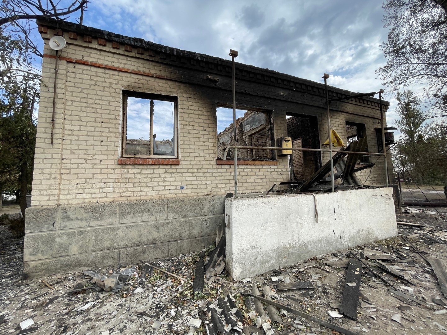 Ukrainą niokoja okupantai ir masiškai plintantys gaisrai. Dėl liepsnų, įsiplieskiančių po priešo apšaudymo, šiuo metu ypač kenčia Rytų Ukraina – regionai, kuriuose vyksta intensyvūs fronto mūšiai.