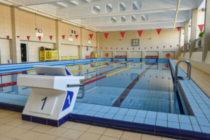 Panevėžyje kylant moderniam, olimpinius standartus atitinkančiam baseinui, kitas, po vasaros pertraukos nuo rugsėjo vidurio duris atversiantis „Žemynos“ progimnazijos baseinas kelia kainą.