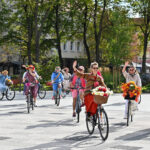 Minint Tarptautinę dieną be automobilio bei Europos judumo savaitę, Panevėžio gatves sekmadienį užtvindė elegantiškos, pasipuošusios moterys ant gėlėmis puoštų dviračių.