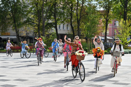 Minint Tarptautinę dieną be automobilio bei Europos judumo savaitę, Panevėžio gatves sekmadienį užtvindė elegantiškos, pasipuošusios moterys ant gėlėmis puoštų dviračių.