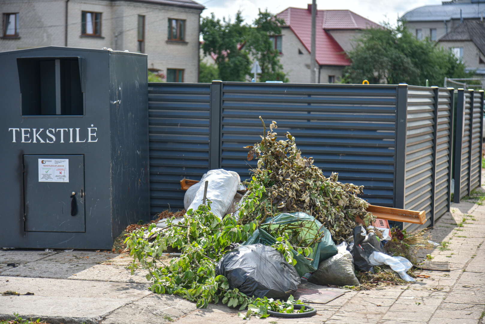 Nuo kitų metų pradžios Panevėžio gyventojai į maisto ir virtuvės atliekų konteinerius galės mesti ir žaliąsias atliekas. P. ŽIDONIO nuotr.