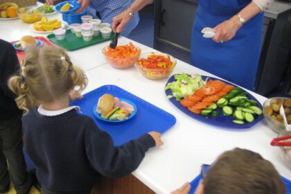 Panevėžio miesto ir rajono savivaldybės šįmet prasidėjus mokslo metams sulaukė mažiau prašymų dėl paramos mokinio reikmenims įsigyti ir nemokamo maitinimo.