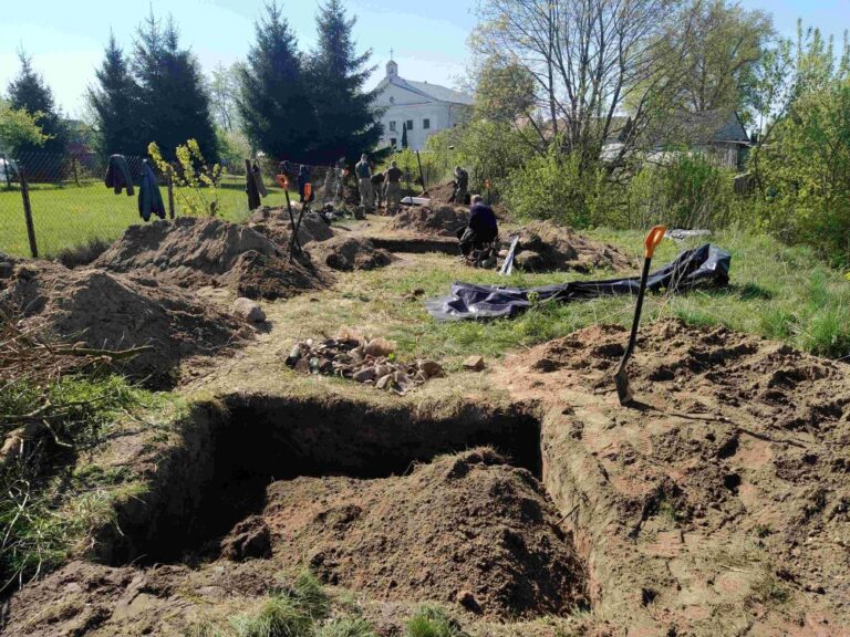 Nors kova su sovietų okupantais pasibaigė daugiau kaip prieš septynis dešimtmečius, tūkstančiai partizanų palaikų vis dar guli Lietuvos laukuose, miškuose, miestuose ir miesteliuose užkasti nežinomuose kapuose.