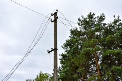 Bendrovė ESO skelbia pradėjusi mokėti kompensacijas gyventojams, kurie liepą dėl audros kelias paras neturėjo elektros.