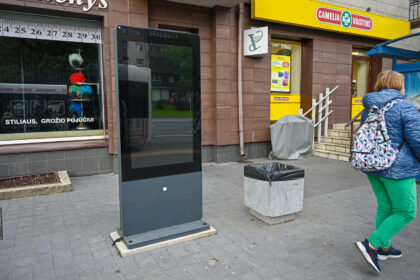 Pavykus sutvarkyti techninius dalykus ir apdrausti nuo vandalų, jau prieš pusę metų turėjusios veikti šešios interaktyviosios švieslentės Panevėžio autobusų stotelėse šią savaitę pagaliau bus įžiebtos.