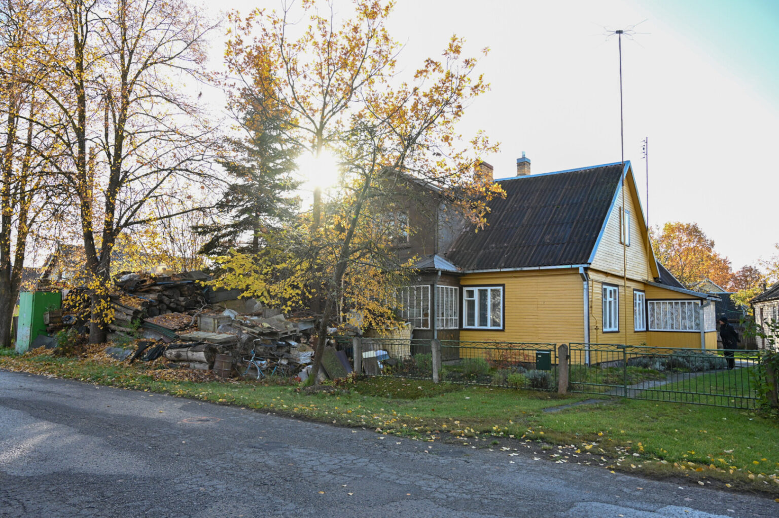 Panevėžyje, individualių namų Rožyno mikrorajono centre, netoli baigiamo statyti „Harmonijos miesto“, jau šešerius metus tvinksta vietinius bauginantis pūlinys.