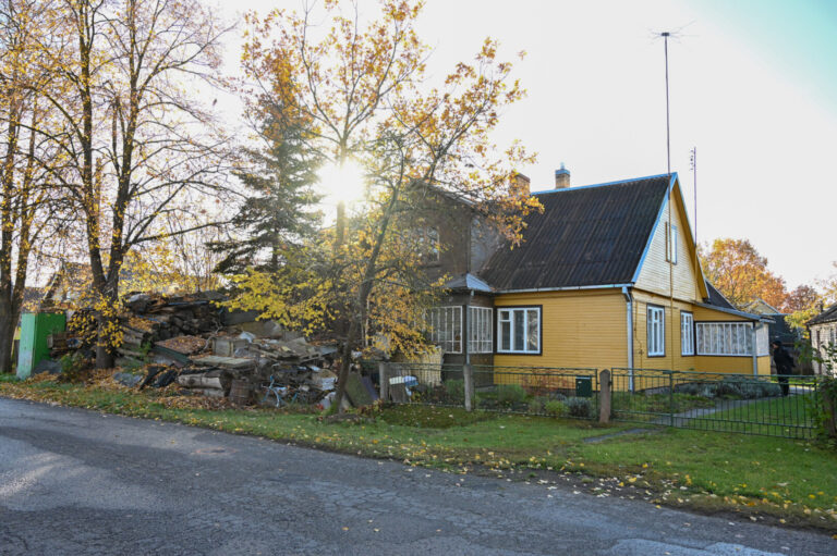 Panevėžyje, individualių namų Rožyno mikrorajono centre, netoli baigiamo statyti „Harmonijos miesto“, jau šešerius metus tvinksta vietinius bauginantis pūlinys.