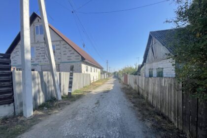 Vos už 25 kilometrų nuo Rusijos sienos esančio Ukrainos Derhačių miesto Kaimelio mikrorajone spalio viduryje ant vienos gatvės pastatų atsiras lentelės su užrašu „Lietuvos gatvė“.