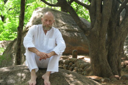 „Ko čia egzistuoji, žmogau, dėl ko gyveni? Gal dažniausiai tokį klausimą sau užduodu. O gyvenu dėl kūrybos, dėl šeimos. Darau kažką, lyg įrodinėčiau, kad kažką sugebu, sau, vaikams, šeimai, gal ir aplinkiniams. Kad ne veltui laikas eina, kad ne tik duona sotus esu. Dirbu ir viskas“, – prieš trejetą metų Indrei Stulgaitei-Kriukienei duotame interviu kalbėjo skulptorius Juozas Lebednykas.