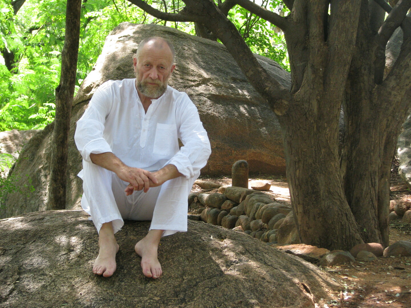 „Ko čia egzistuoji, žmogau, dėl ko gyveni? Gal dažniausiai tokį klausimą sau užduodu. O gyvenu dėl kūrybos, dėl šeimos. Darau kažką, lyg įrodinėčiau, kad kažką sugebu, sau, vaikams, šeimai, gal ir aplinkiniams. Kad ne veltui laikas eina, kad ne tik duona sotus esu. Dirbu ir viskas“, – prieš trejetą metų Indrei Stulgaitei-Kriukienei duotame interviu kalbėjo skulptorius Juozas Lebednykas.