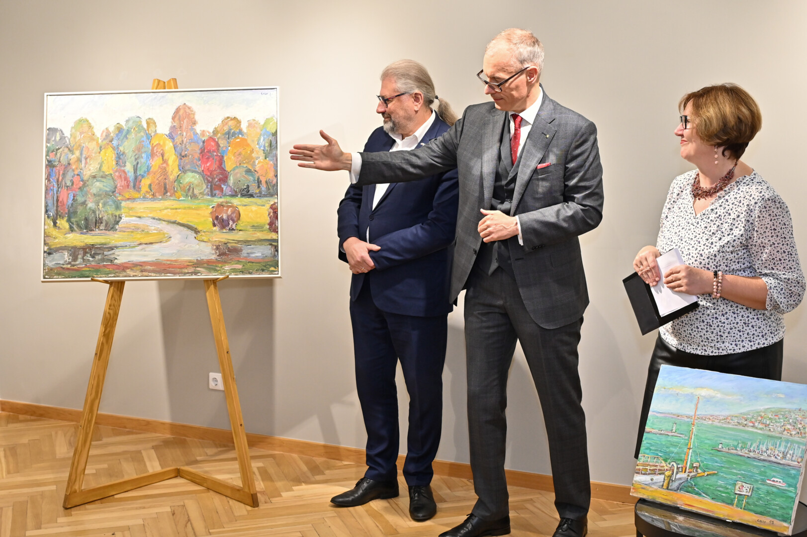 Lietuvos ambasados Šveicarijoje ministras patarėjas Ernestas Grabažis į Panevėžį atvežė šios šalies piliečių dovaną – 22 panevėžiečio dailininko Kazimiero Naruševičiaus kūrinius. G. KARTANO nuotr.