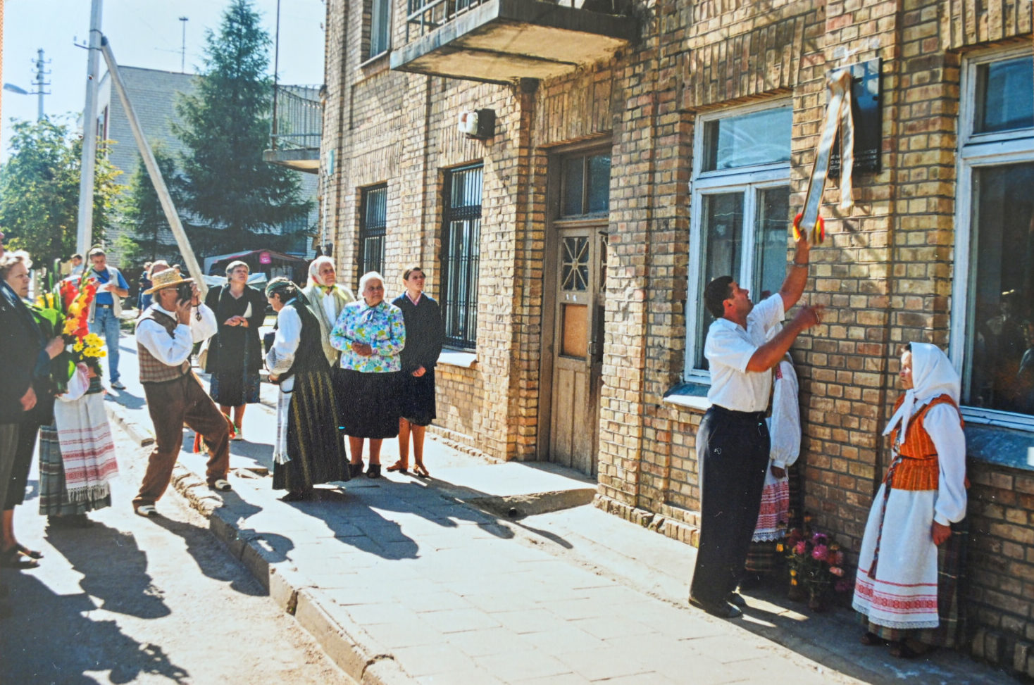 Angelė Pranaitytė saugo nuotrauką, kurioje užfiksuotas memorialinės lentos ant Bažnyčios gatvės 1-ojo namo atidengimas. P. ŽIDONIO nuotr.