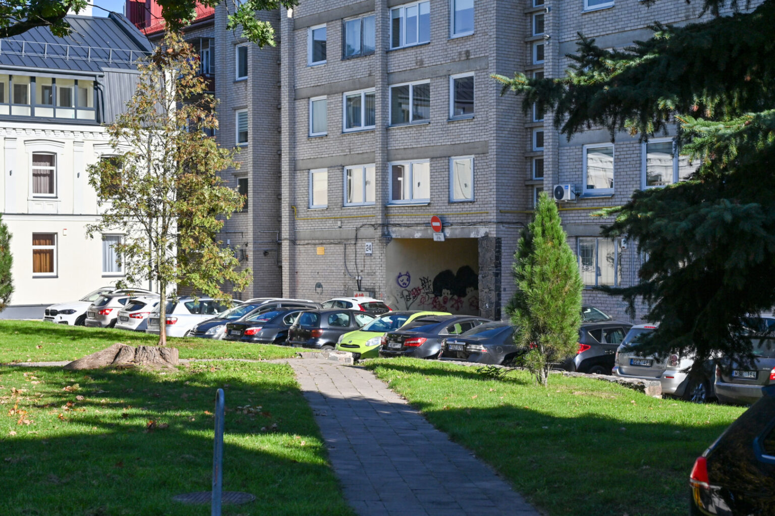 Į privačias rankas perleidus kone vienintelę iki tol nemokamą Panevėžyje buvusią automobilių stovėjimo aikštelę autobusų stoties pašonėje, ratuoti centro lankytojai okupuoja gretimų daugiabučių kiemus.