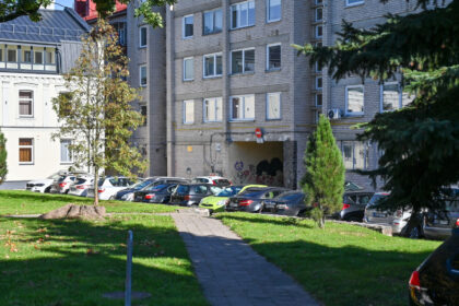 Į privačias rankas perleidus kone vienintelę iki tol nemokamą Panevėžyje buvusią automobilių stovėjimo aikštelę autobusų stoties pašonėje, ratuoti centro lankytojai okupuoja gretimų daugiabučių kiemus.