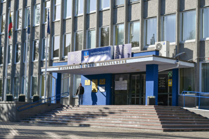 Pavasarį ieškoję, kas galėtų įrengti liftą, Panevėžio rajono savivaldybės darbuotojai ir lankytojai vis dar priversti dilinti laiptų pakopas.