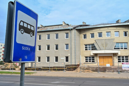 Į nuo pavasario vaiduoklėti paliktą Vasario 16-osios ir Tulpių gatvių kampe stovintį „Sodros“ Panevėžio skyriaus pastatą pagaliau sugrįžo statybininkai.