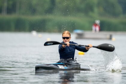 Panevėžio 5-osios gimnazijoje vienuoliktokė Indrė Savickytė – kaip dvi skirtingos mėnulio pusės. Atletiška panevėžietė yra daugkartinė Lietuvos irklavimo čempionė, dviračių sporto entuziastė. O kai tvirtos rankos nespaudžia irklų ar kojos nemina pedalų, ji ima gitarą arba smuiką, sėda prie pianino ar tiesiog dainuoja.