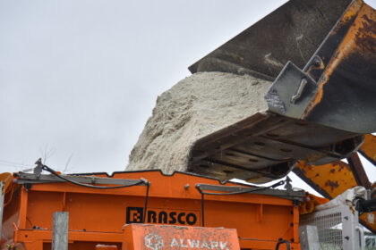 Šalies kelininkai artėjantį šaltąjį sezoną žada barstyti mažiau smėlio, daugiau druskos, motyvuodami didele tarša keliuose.