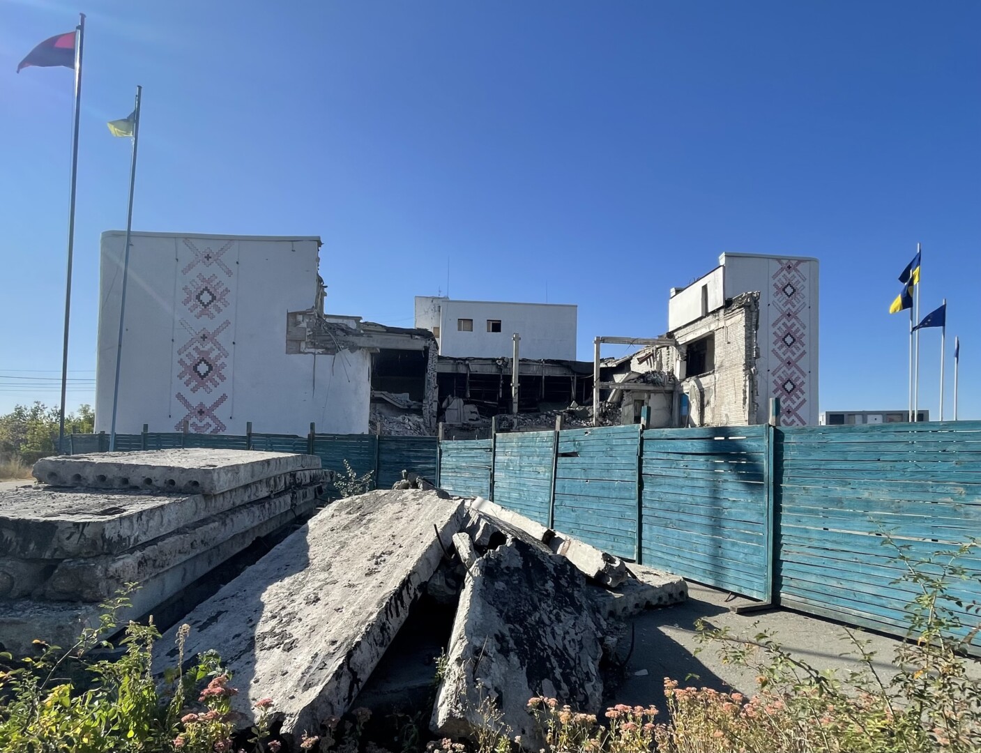 Derhačių merija įsikūrusi susprogdintų kultūros namų rūsiuose. E. BUTRIMO nuotr.