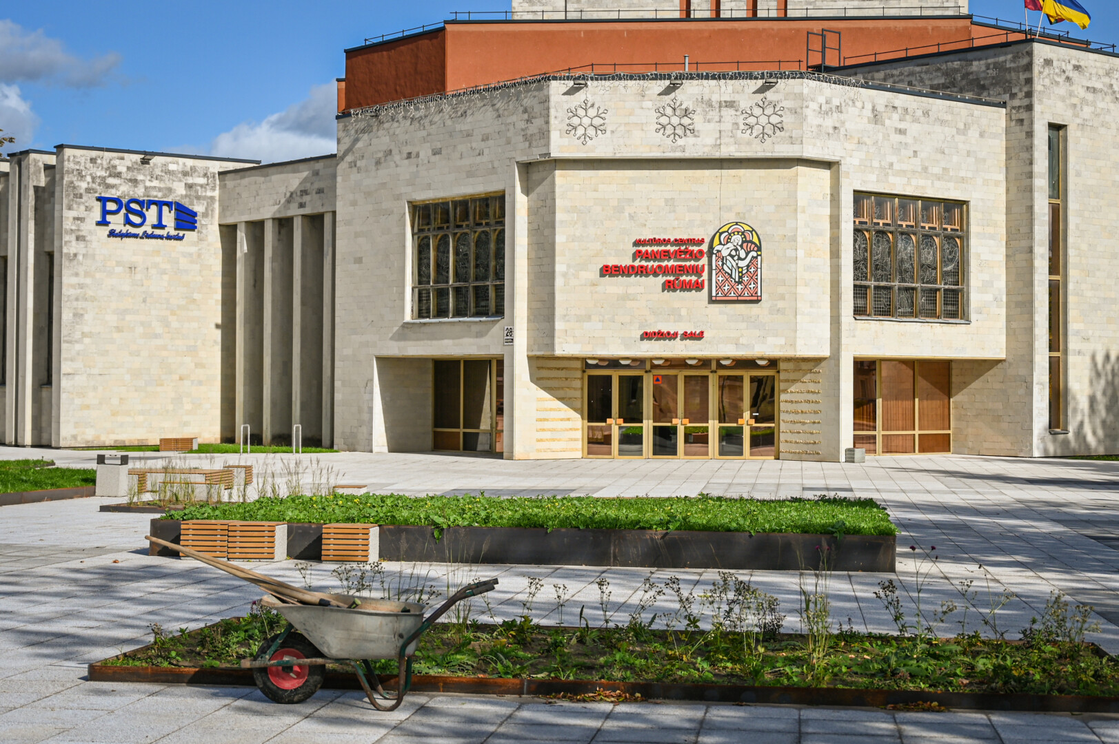 Ką tik pastatyti šie rūmai garsėjo ypatingomis medžiagomis ir prabanga. Dabar šiame pastate būtų galima ne tik šokti ir dainuoti, bet ir vesti ekskursijas praeitiems pėdsakų ieškantiems smalsuoliams. P. ŽIDONIO nuotr.