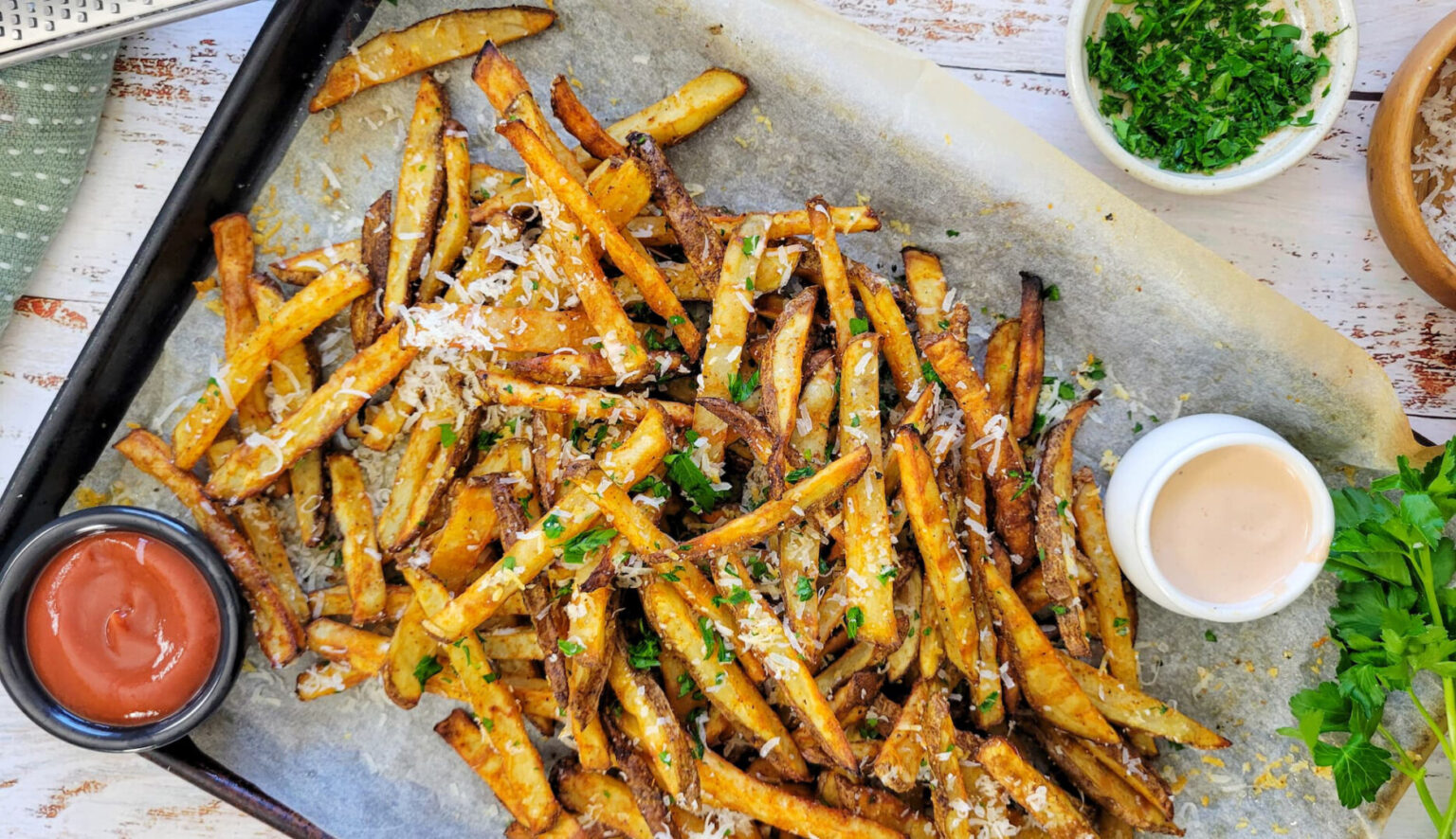 Viliojančios apskrudusia plutele, bet dieviškai minkštos viduje gruzdintos bulvytės – patiekalas, kuriam niekas negali atsispirti. Todėl labai svarbu rasti balansą tarp to, kas gardu, o kas – sveika. Ir ieškoti šiuo atveju reikėtų orkaitėje.